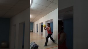 'Renforcement musculaire des cuisses abdo  avec ballon (1ère partie)'