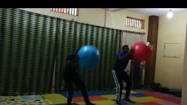 'perdre des kilos grâce aux exercices avec ballons gonflables et musique vidéo de sport'