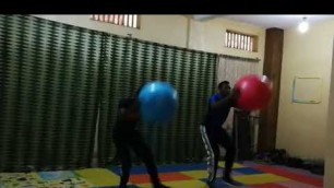 'perdre des kilos grâce aux exercices avec ballons gonflables et musique vidéo de sport'