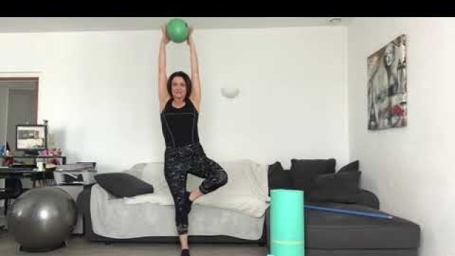 'Pilates: cuisses abdos fessiers avec ballon et bâton'