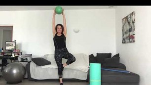 'Pilates: cuisses abdos fessiers avec ballon et bâton'