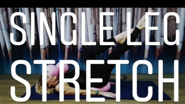 'Single leg stretch avec ballon paille'