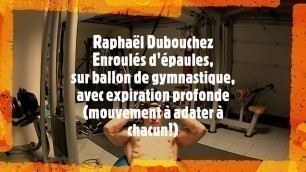'Raphaël Dubouchez - Enroulés d\'épaules, sur ballon de gymnastique, avec expiration profonde'