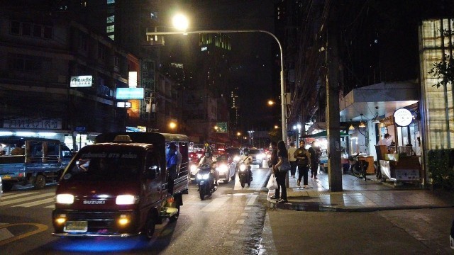 '[4K] Bangkok Night Local Food Street Walk on Sukhumvit 71 (Phra khanong)'
