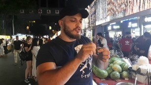 'Eat Snake. Çöpde İlan. İlan yeyen adam. China'