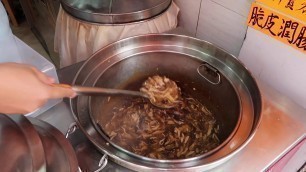 'SNAKE SOUP 蛇羹  Chinese Street Food - GIANT SNAKE SOUP Guangdong China 秋風起 三蛇肥 蛇羹 南乳薄脆 檸檬葉'