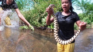 'Survival skills: Catch A big snake in River for Food- big snake Soup spicy Taste delicious for Lunch'