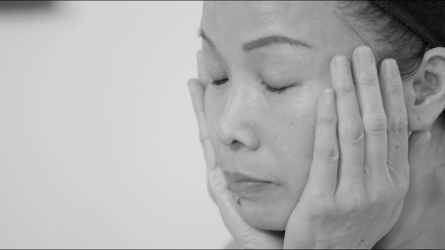 'Su-Man Skincare - How to apply REHYDRATING TONING ESSENCE'