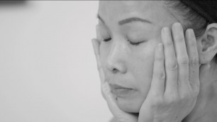 'Su-Man Skincare - How to apply REHYDRATING TONING ESSENCE'