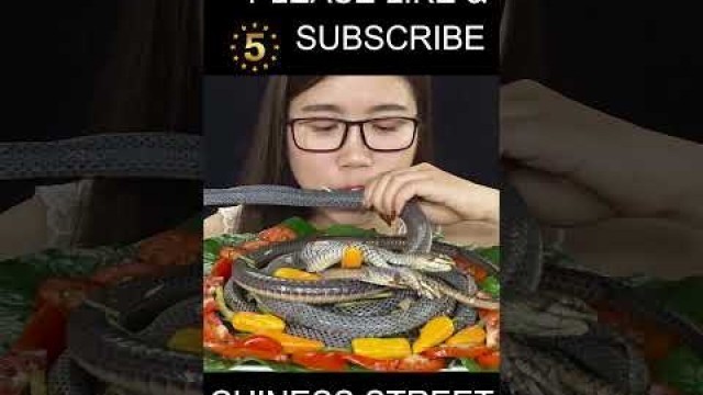 'CHINESE EATING SNAKE | CHINESE STREET FOOD | SNAKE EATING | SNAKE | CHINESE FOOD | FACTS IN HINDI'