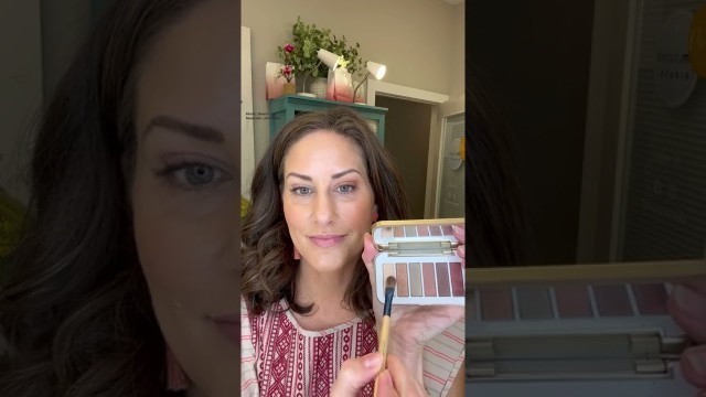'Mini Eyeshadow Tutorial with JANE Iredale Naturally Matte and Naturally Glam. Peach eyeshadow.'