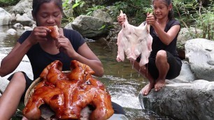 'Yummy pork head braised: Cooking Pork head tasty for lunch and eating delicious in the jungle'