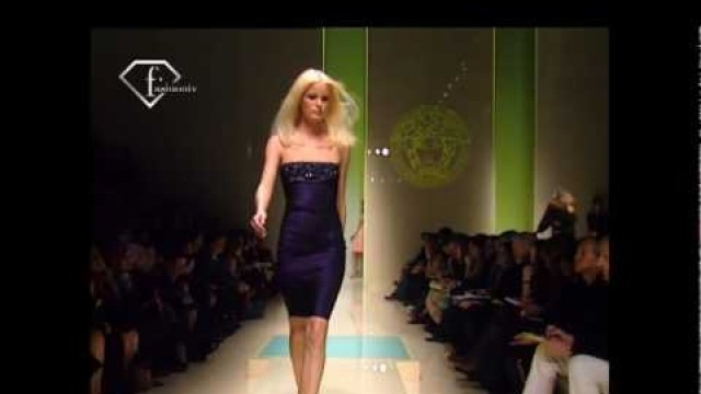'fashiontv | FTV.com - FULL SHOW VERSACE - MILAN FW FEM AH 2005/2006'