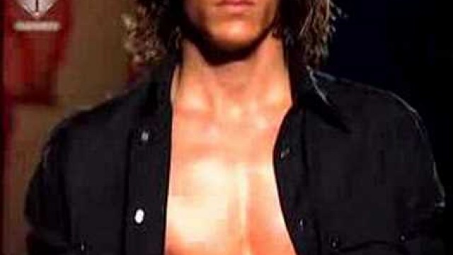 'fashiontv | FTV.com - VERSACE S/S 2006 MEN'