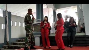 'menyumbang lagu segala galanya'
