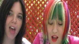 'The Dillocks - Singing We\'re the kids in America'