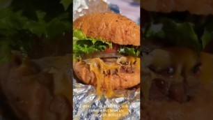 'North Shore Eats- Burgers by the Beach in Haleiwa #hawaii #foodie #food #foodvlog #foodlover #beach'