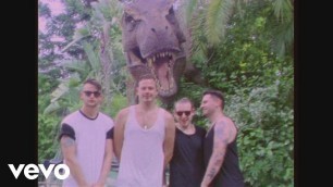 'Lower Than Atlantis - English Kids in America'