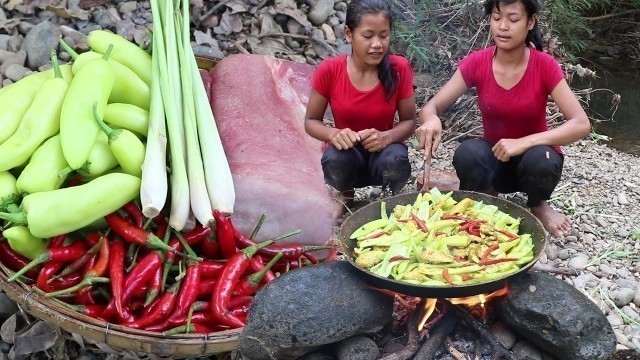 'Survival food: Yummy Pork spicy Cooking with Green peppers for Lunch - My Natural Food ep 38'
