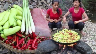 'Survival food: Yummy Pork spicy Cooking with Green peppers for Lunch - My Natural Food ep 38'
