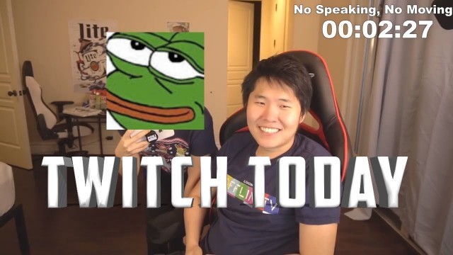 'Pokimane shows her face without makeup on Toast\'s stream | TWITCH FUNNY MOMENTS'