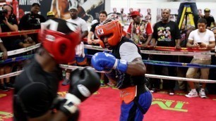 'Floyd Mayweather vs. Andre Berto- Mayweather workout sparring session video'