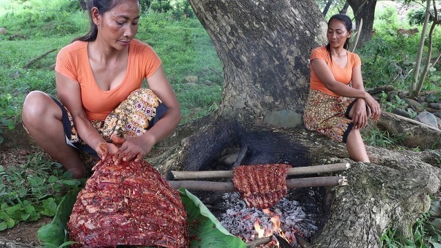 'Yummy beef ribs spicy tasty Cooking for lunch and eating delicious'