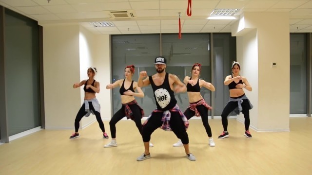 '\"Uptown Funk\" Zumba Dance by Miguel Valentin'