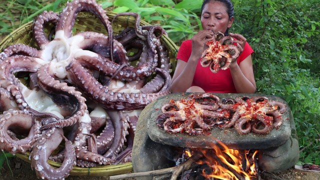 'Yummy seafood: Big octopus arm spicy Cooking on the rock for lunch and Eating delicious'