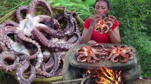 'Yummy seafood: Big octopus arm spicy Cooking on the rock for lunch and Eating delicious'