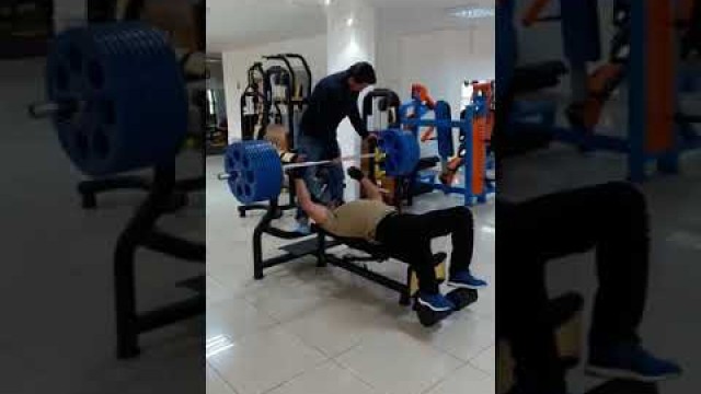 'Fitness motivasyon müzik Bençh pres göğüs antrenmanı 200 kg'