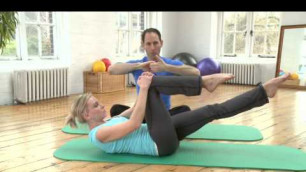 'Single Leg Stretch Pilates Exercise from yoopod.com'
