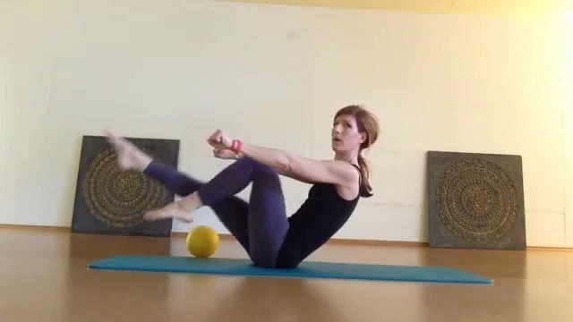 'Cours Pilates @ CORPSESPRIT - exercices avec ballon - mixte et tous niveaux'