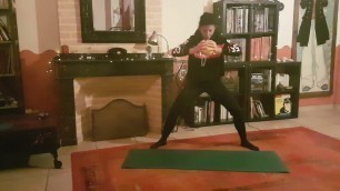 'stretching pilates avec petit ballon'