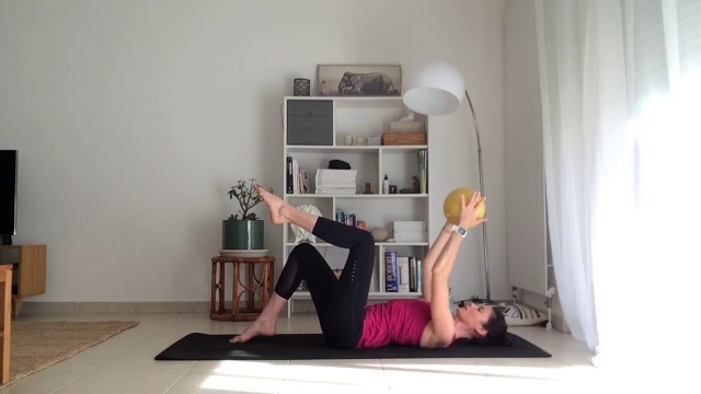 'Pilates avec soft ball ou ballon paille : engagement des muscles profonds'