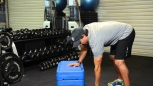'Two Exercises That Can Be Used to Strengthen the Latissimus Dorsi : Exercise Routines'