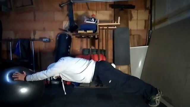 'Swiss ball, exercices de fitness, Gainage facile.'