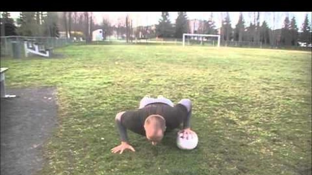 'Entraînement physique push ups avec ballon'