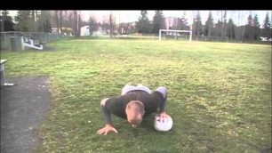 'Entraînement physique push ups avec ballon'