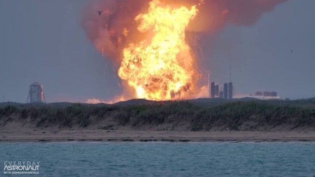 [SLO MO 4K] Massive explosion of a SpaceX Starship Prototype (SN4) at Boca Chica Texas