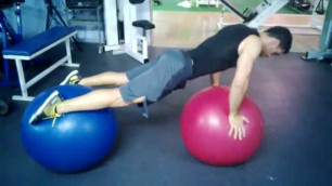 'David Costa - Fitness Model - Pompes /push up équilibre sur deux swissball / gainage'