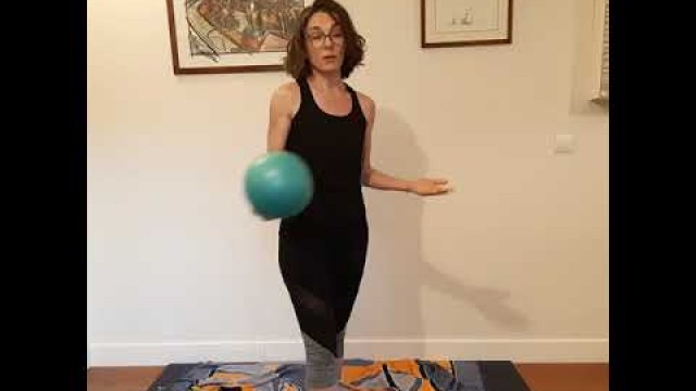 'séance avec ballon paille ou rouleau de PQ, travail global'