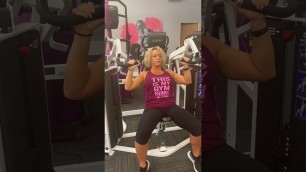 'Alternating Machine shoulder  press (static hold)'