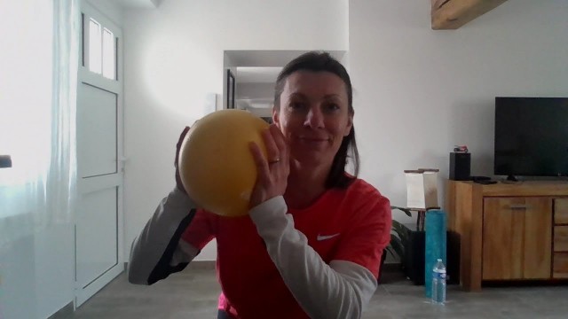 'gym avec petit ballon pour tout le corps. peut être fait sans ballon'