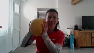 'gym avec petit ballon pour tout le corps. peut être fait sans ballon'