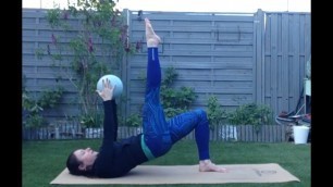 'Pilates avec ballon paille : adducteurs'