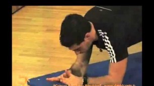 'Exercice Fitness: Travail des triceps et gainage (abdominaux)'