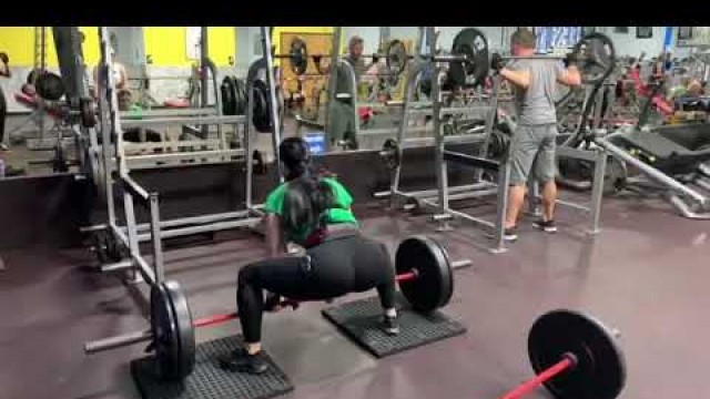 'FITNESS BABE DOING DEADLIFTS'