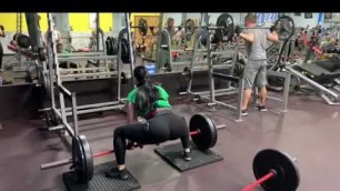 'FITNESS BABE DOING DEADLIFTS'