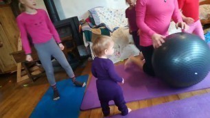 'Gym bébé et enfants avec un ballon'